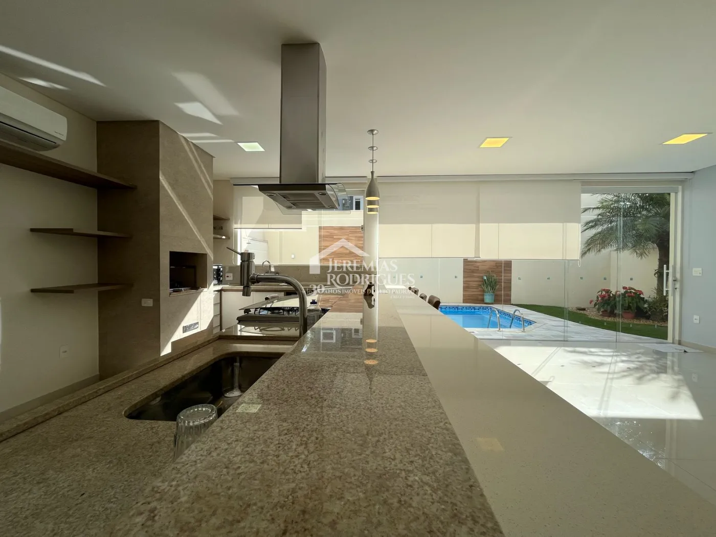 Casa à venda com 4 suítes no Condomínio Taubaté Village em Taubaté/SP.