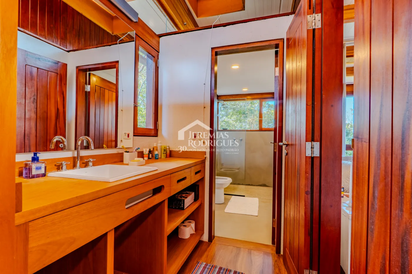 Mansão à venda com 4 suítes no Condomínio Parque da Mantiqueira em Santo Antônio do Pinhal/SP.