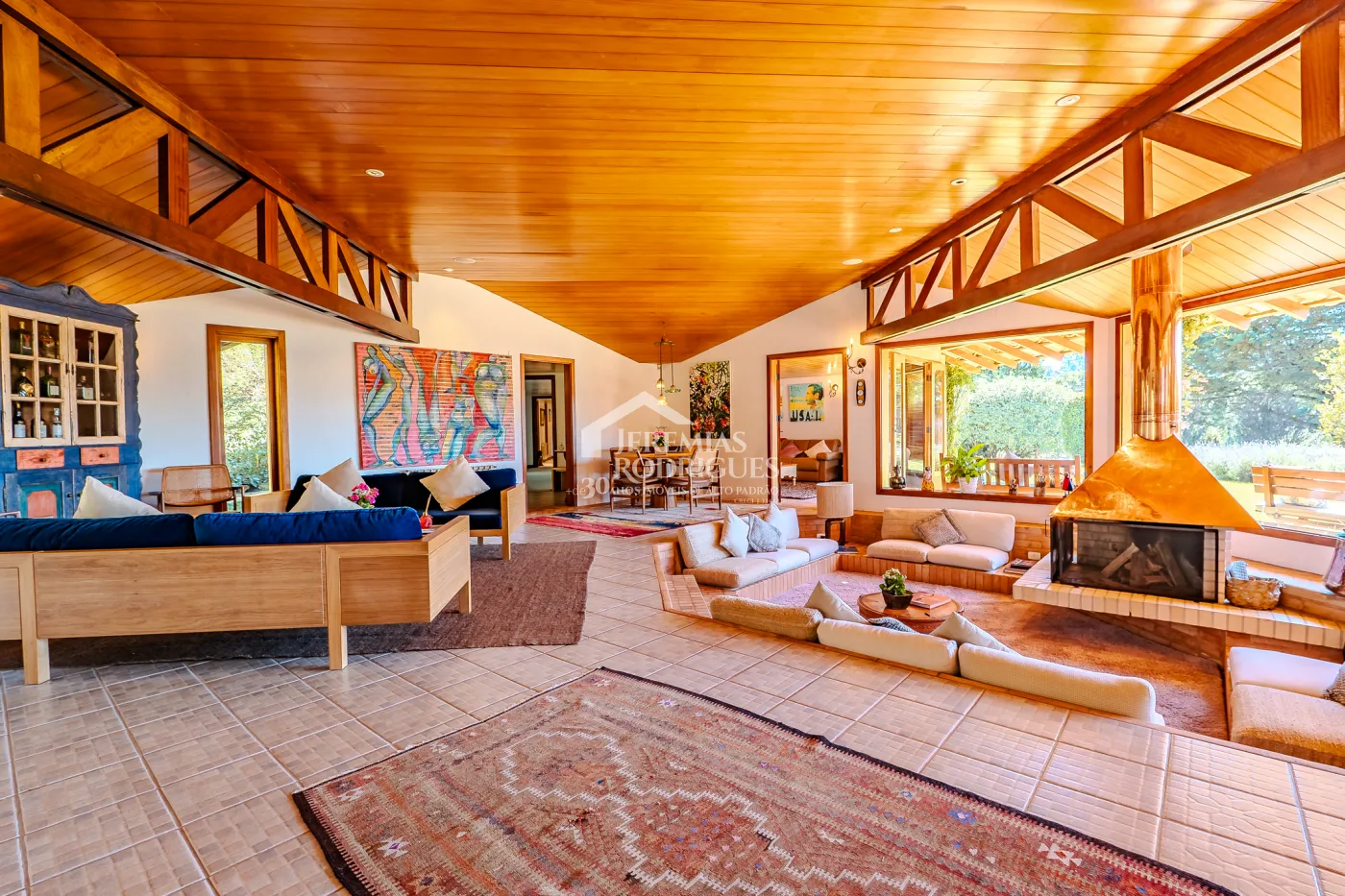 Mansão à venda com 7 suítes no Condomínio Vila Simonsen em Campos do Jordão/SP.