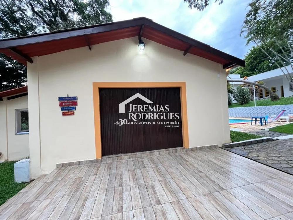 Chácara à venda com 2.000 m² no Condomínio Chácaras Cataguá, em Taubaté/SP.