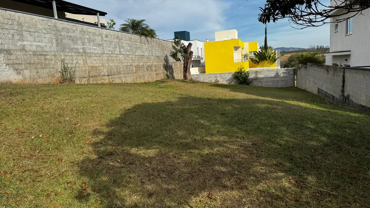 Terreno à venda com 400 m² no Condomínio Reserva dos Lagos em Pindamonhangaba/SP. 