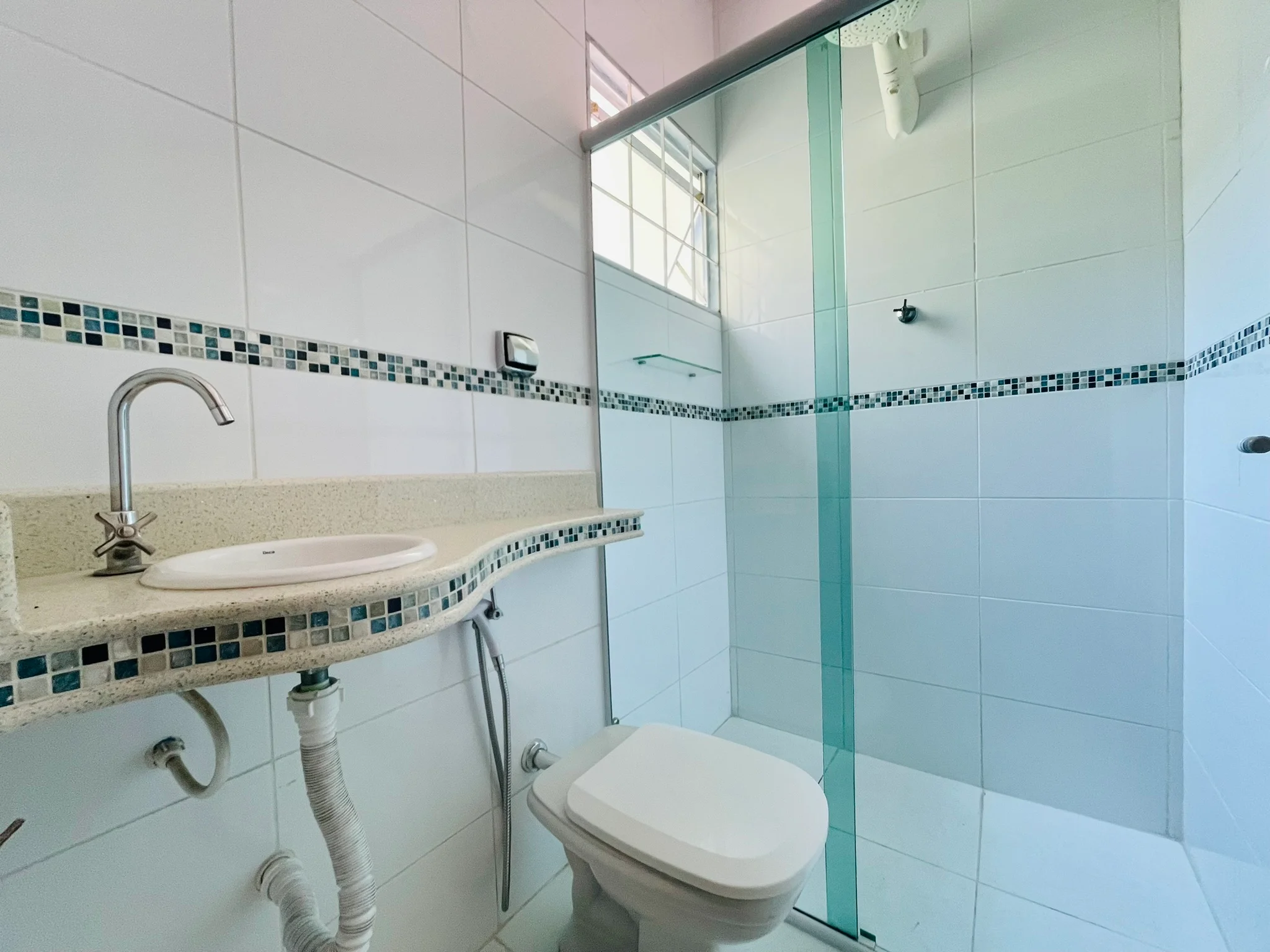 Casa à venda com 3 dormitórios no bairro Jardim das Nações em Taubaté/SP. 