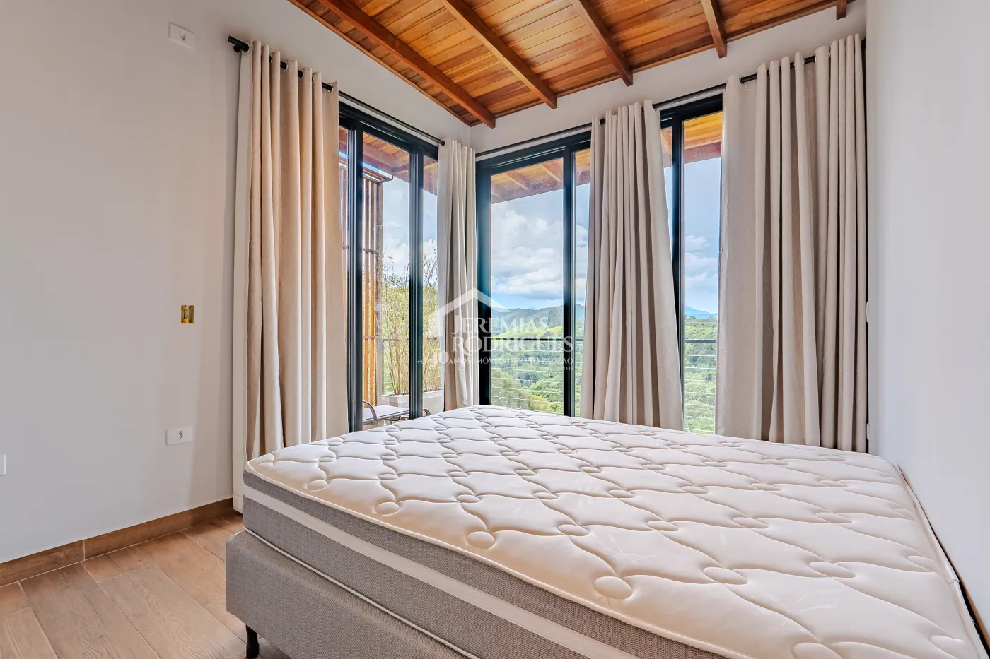 Casa à venda térrea com 2 suítes no Condomínio Parque da Mantiqueira em Santo Antônio do Pinhal/SP.