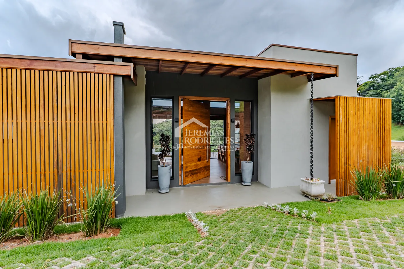 Casa à venda térrea com 2 suítes no Condomínio Parque da Mantiqueira em Santo Antônio do Pinhal/SP.