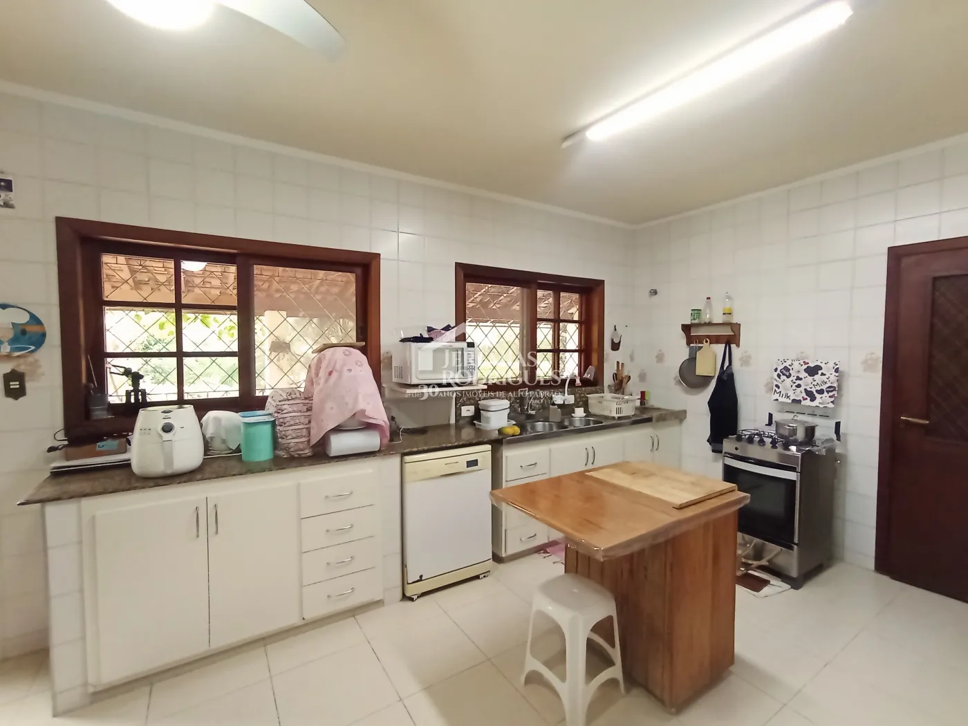 Casa para venda e locação com 3 suítes no bairro Parque das Flores em Taubaté/SP.