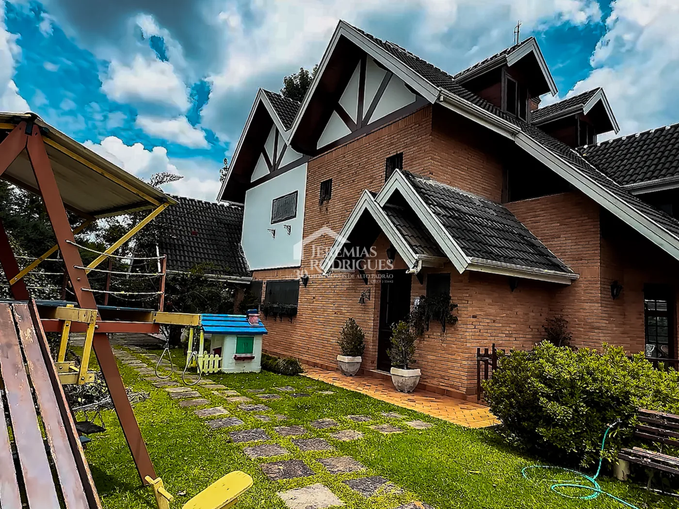 Casa à venda com 5 dormitórios no Condomínio Residencial Gran Ville em Campos do Jordão/SP.