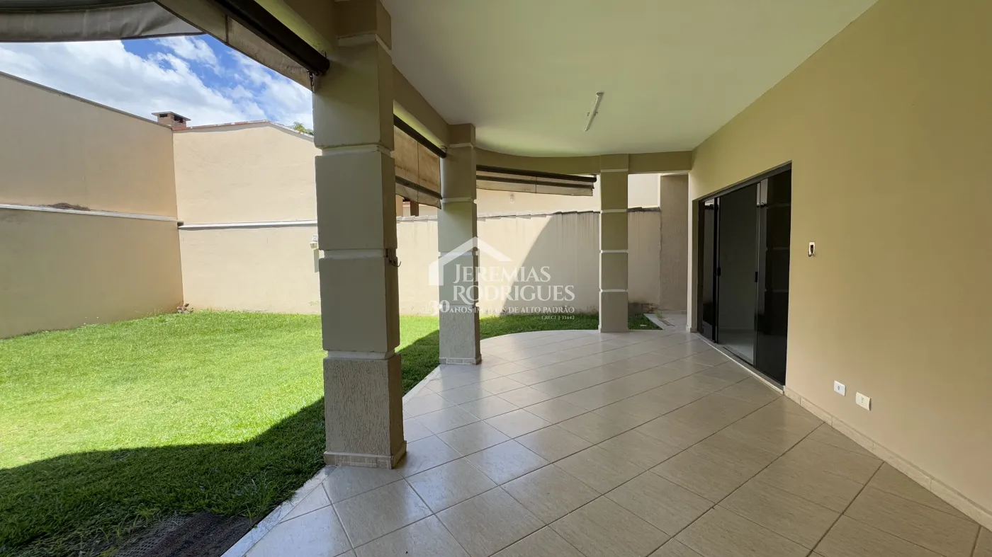 Casa para venda e locação com 4 dormitórios no Condomínio Real Ville I em Pindamonhangaba/SP.