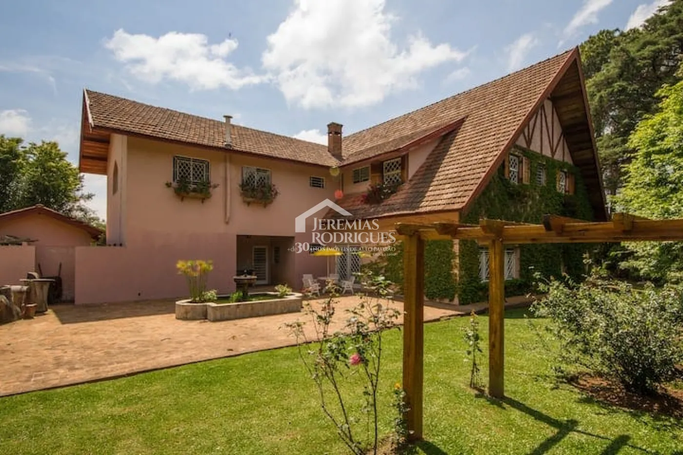 Casa à venda com 4 suítes no bairro Descansópolis em Campos do Jordão/SP.