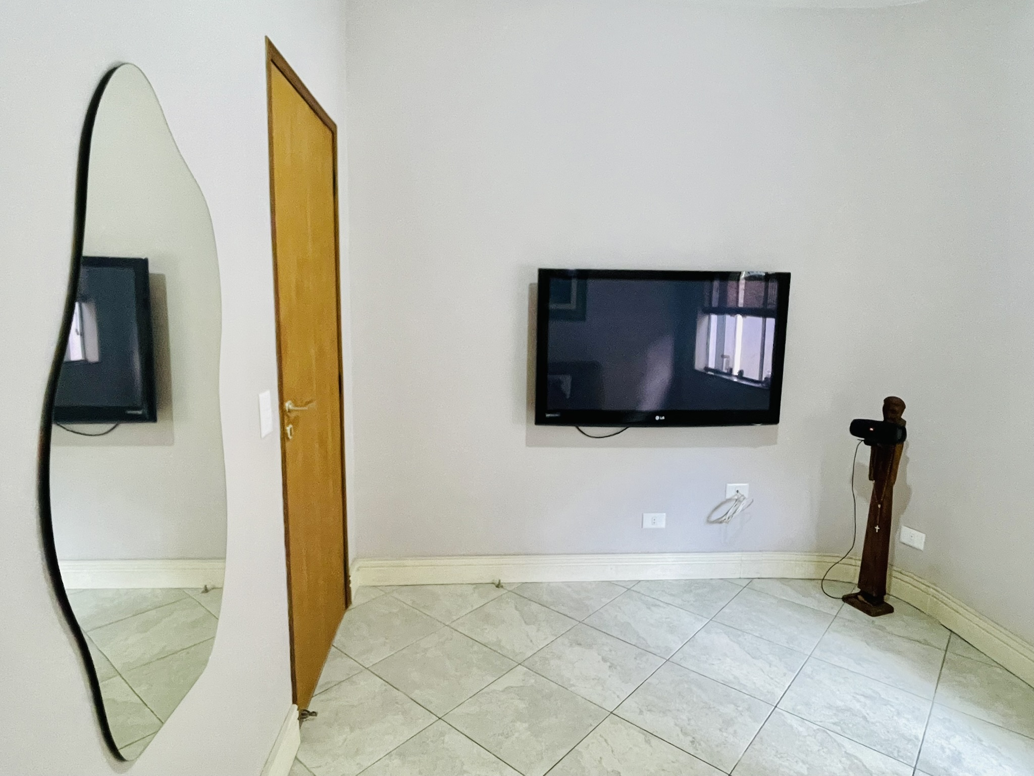 Casa à venda com 4 dormitórios no Condomínio Jardim das Hortênsias em Taubaté/SP.
