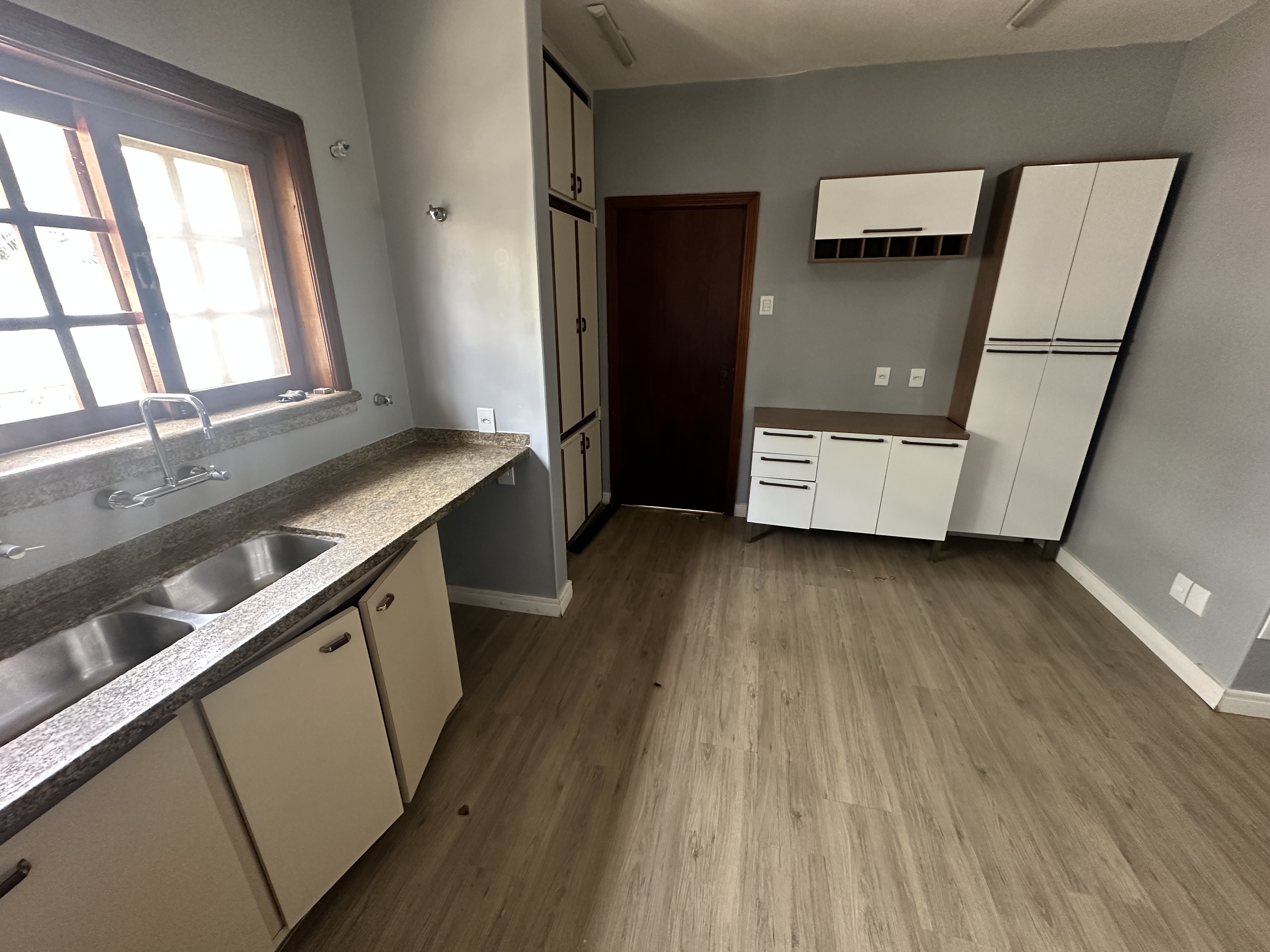 Casa para venda e locação com 6 dormitórios no Condomínio Village Paineiras em Pindamonhangaba/SP.