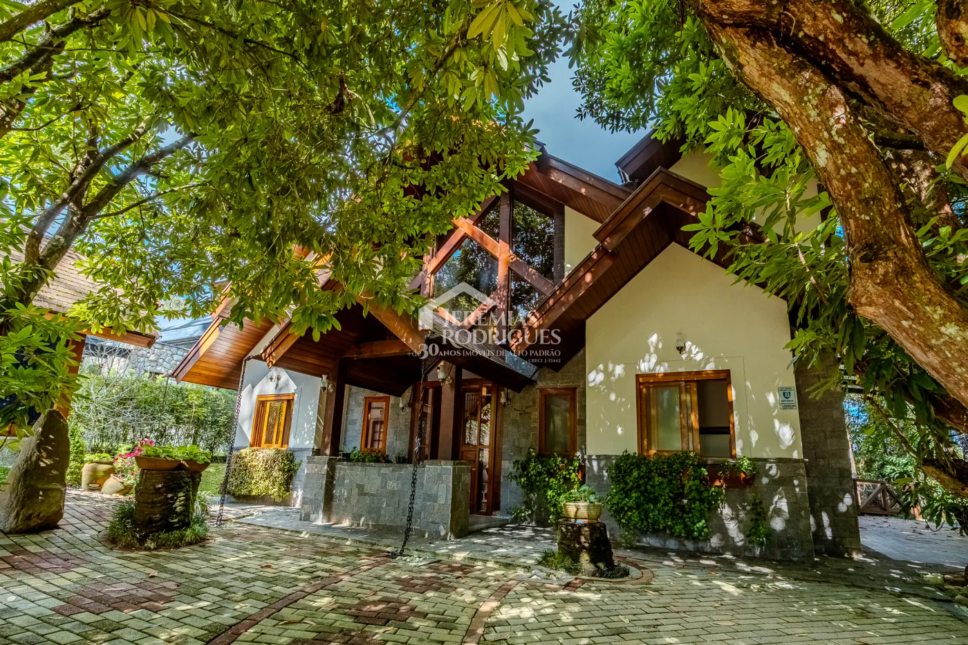 Casa à venda com 3 suítes no Condomínio Reserva Figueiredo em Campos do Jordão/SP.