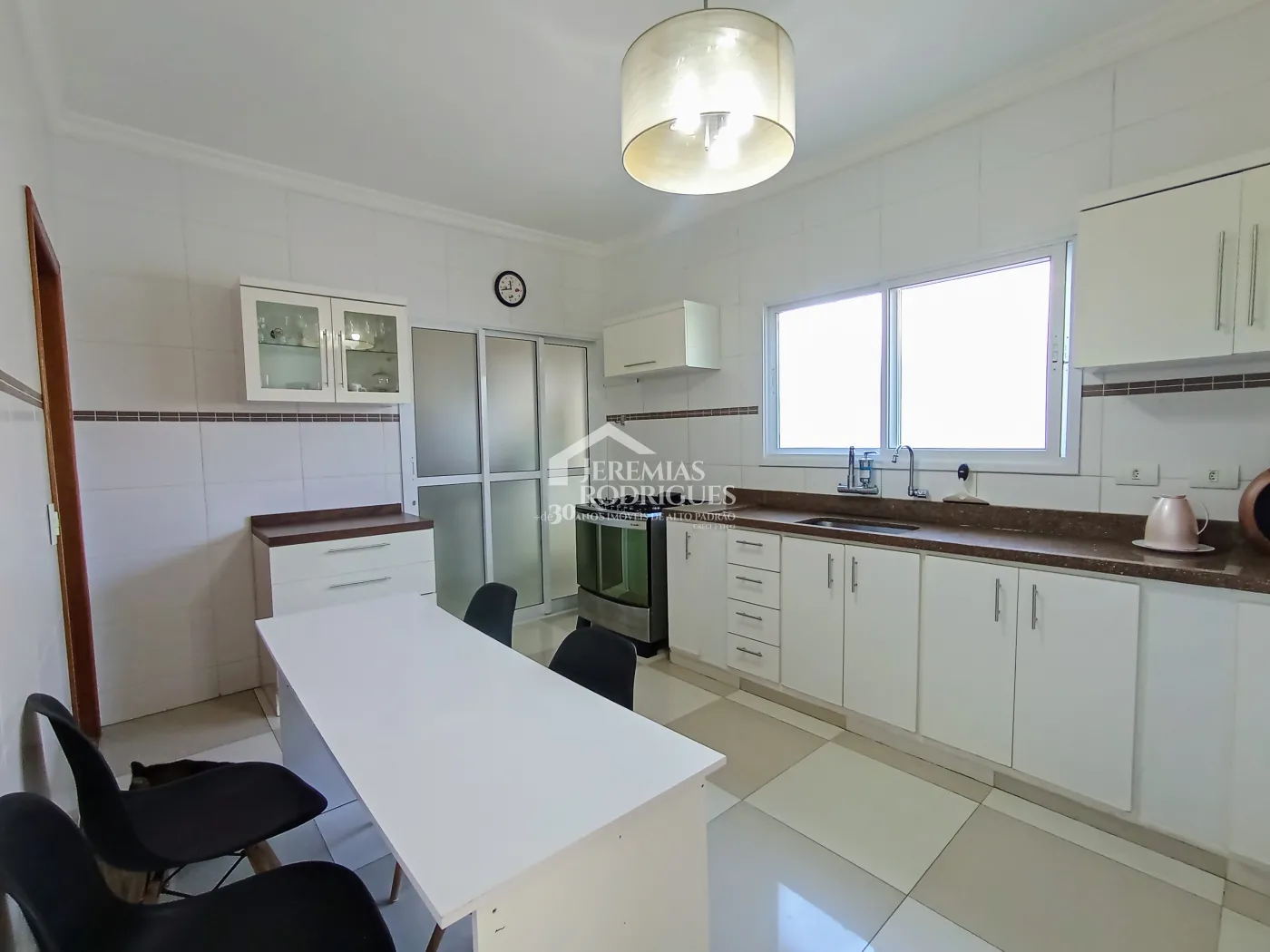 Casa assobradada com 3 suítes - Condomínio Jardim Oásis - Taubaté/SP.
