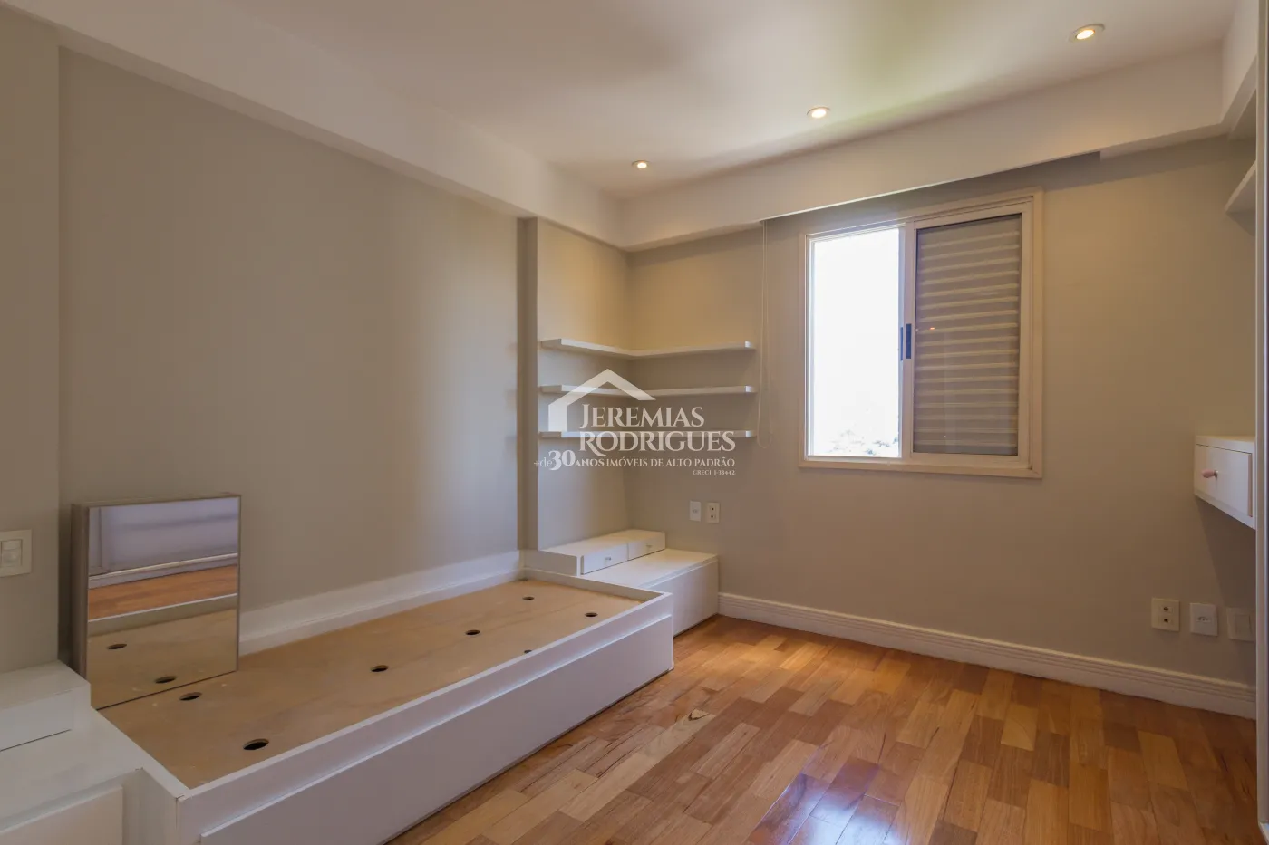 Apartamento à venda com 3 suítes, 274 m² no Edifício Milão em Taubaté/SP.