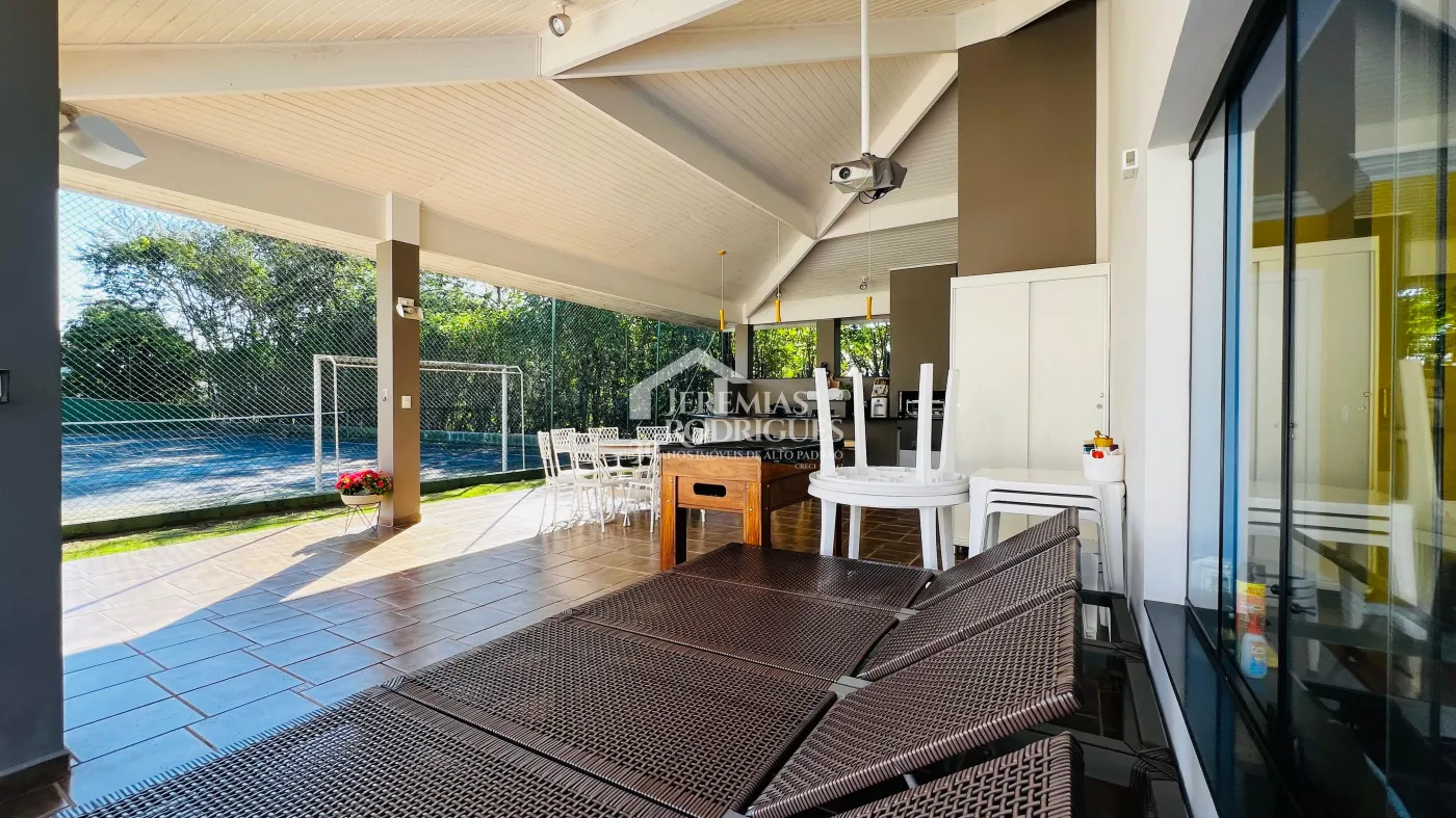 Casa para venda e locação com 6 dormitórios no Condomínio Chácaras Cataguá em Taubaté/SP.