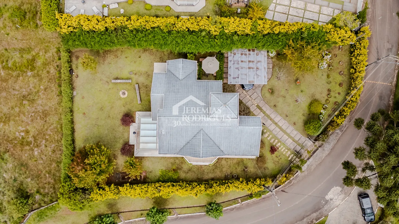 Casa assobradada à venda com 3 dormitórios no Condomínio Aldeia Austríaca em Campos do Jordão/SP.