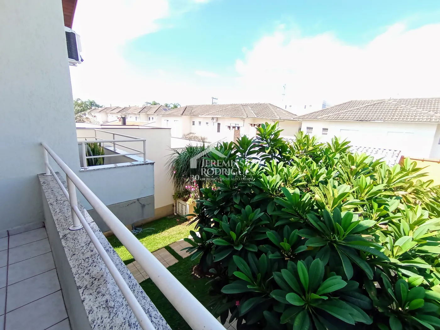 Casa assobradada à venda com 3 suítes no Condomínio Fortaleza em Taubaté/SP.