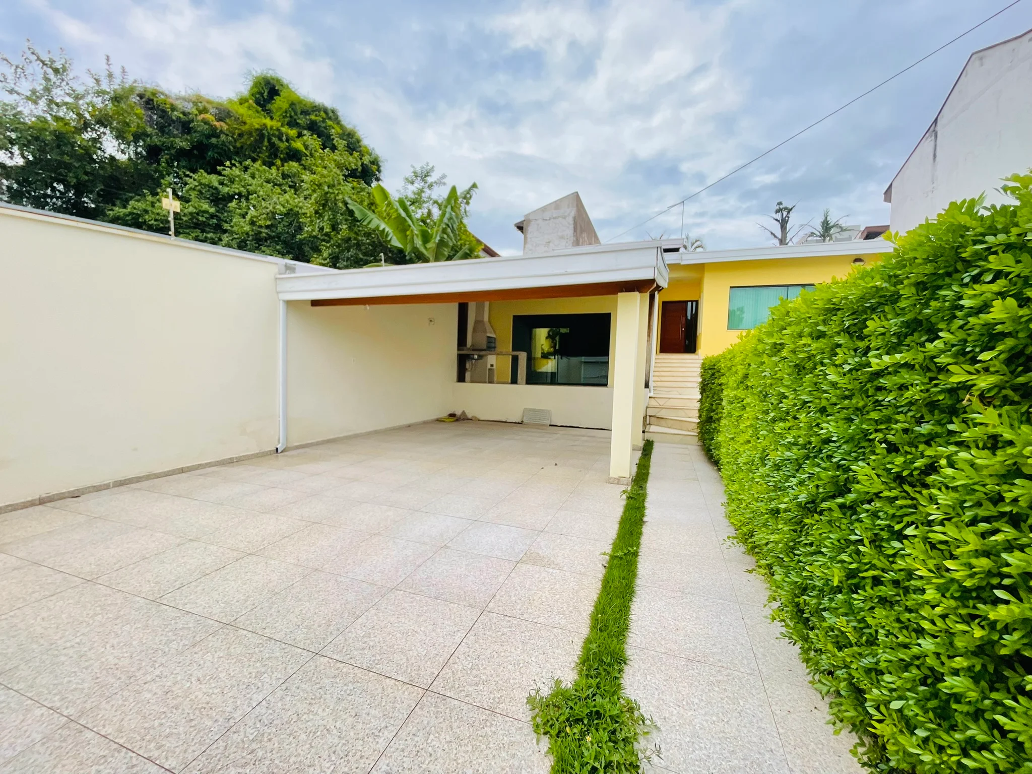 Casa à venda com 3 dormitórios no bairro Jardim das Nações em Taubaté/SP. 