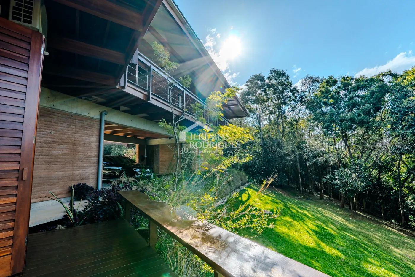 Mansão à venda com 4 suítes no Condomínio Parque da Mantiqueira em Santo Antônio do Pinhal/SP.