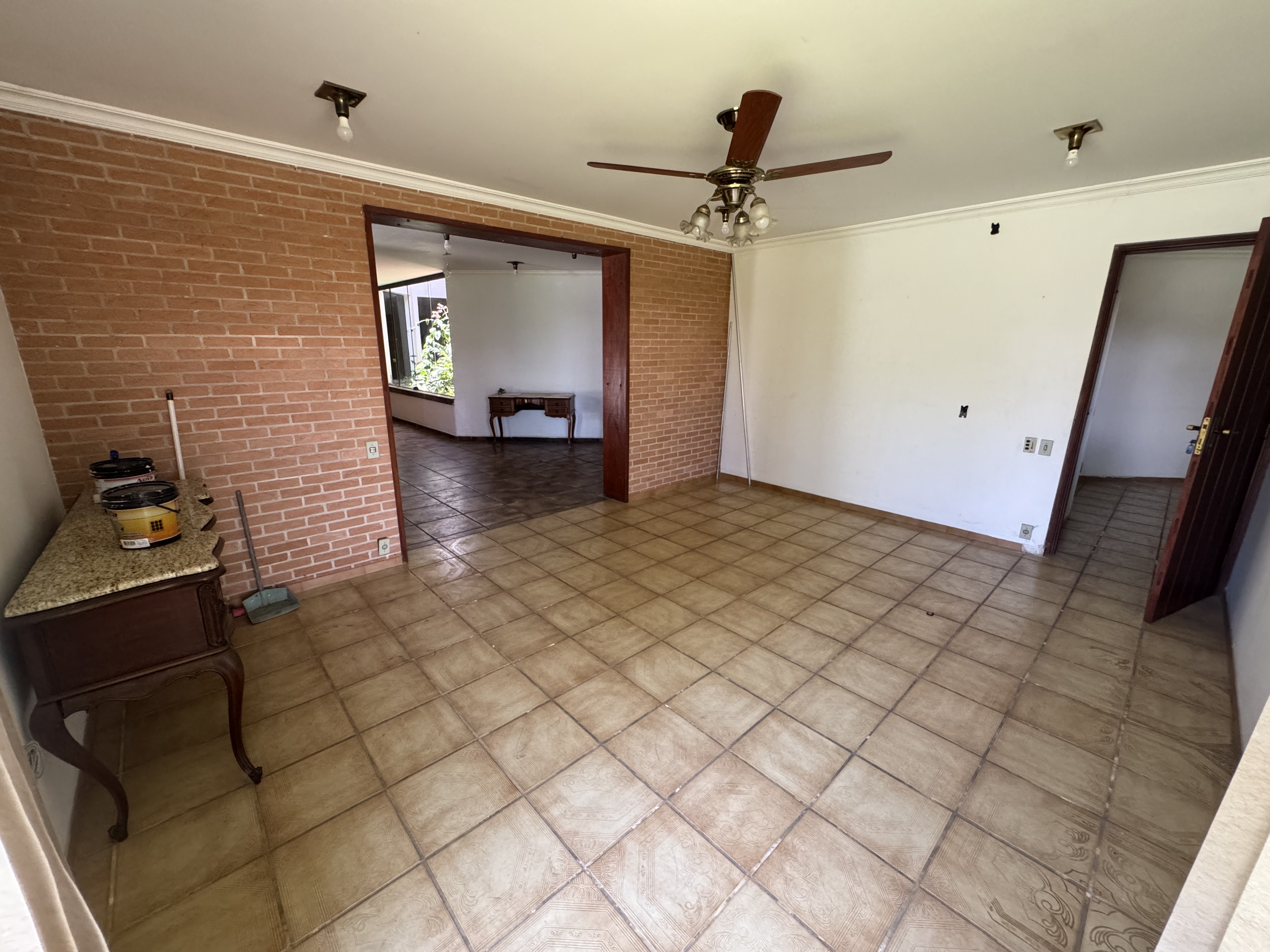 Casa à venda com 5 dormitórios no Condomínio Village Paineiras em Pindamonhangaba/SP.