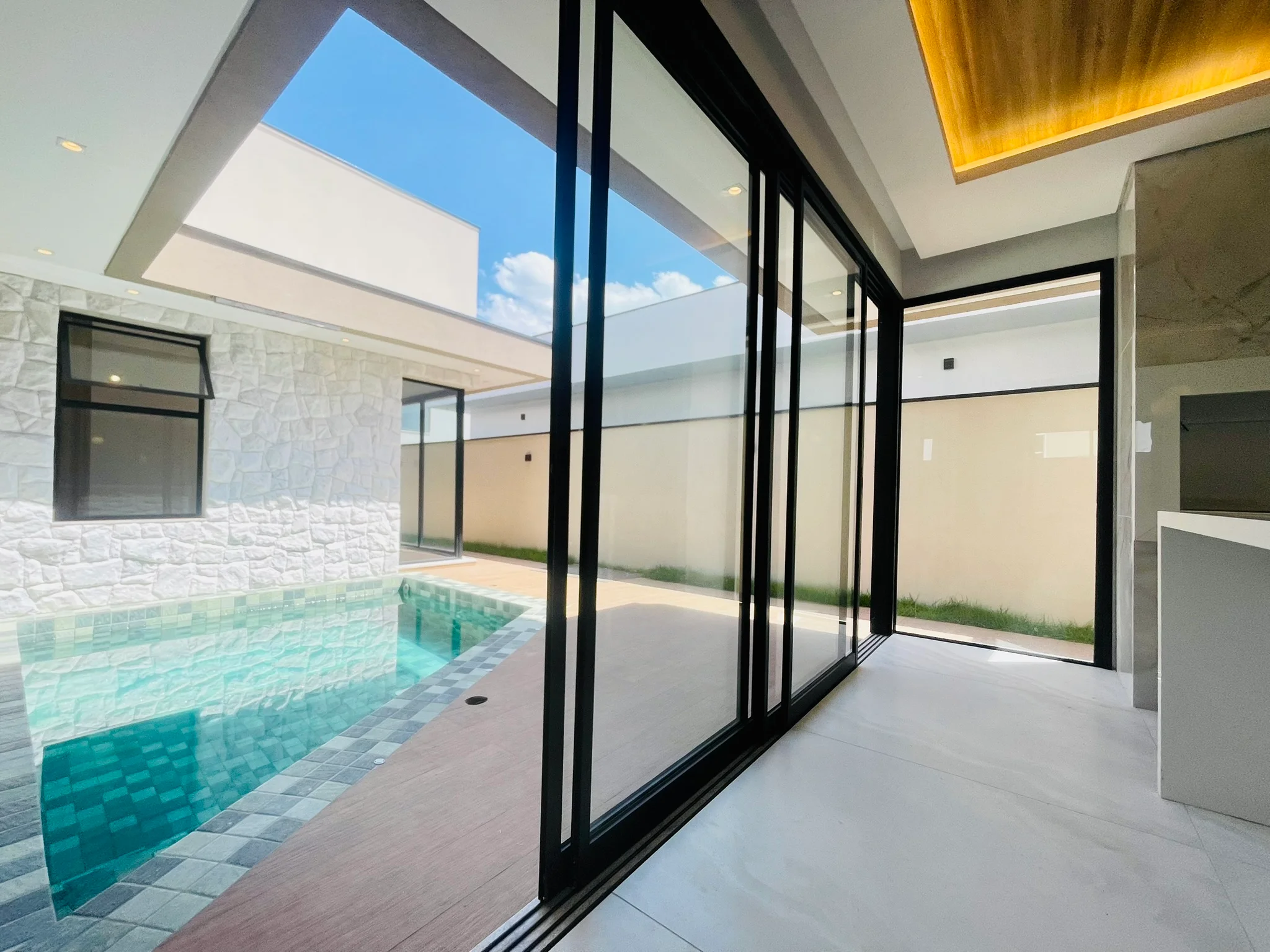 Casa para venda e locação com 3 dormitórios no Condomínio Terras do Vale em Caçapava/SP. 