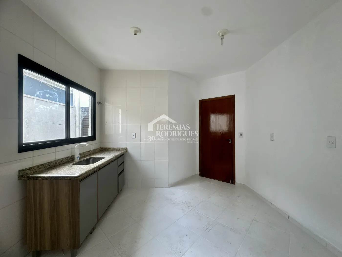 Casa para venda e locação com 4 dormitórios no Condomínio Alto dos Pinheiros em Taubaté/SP.