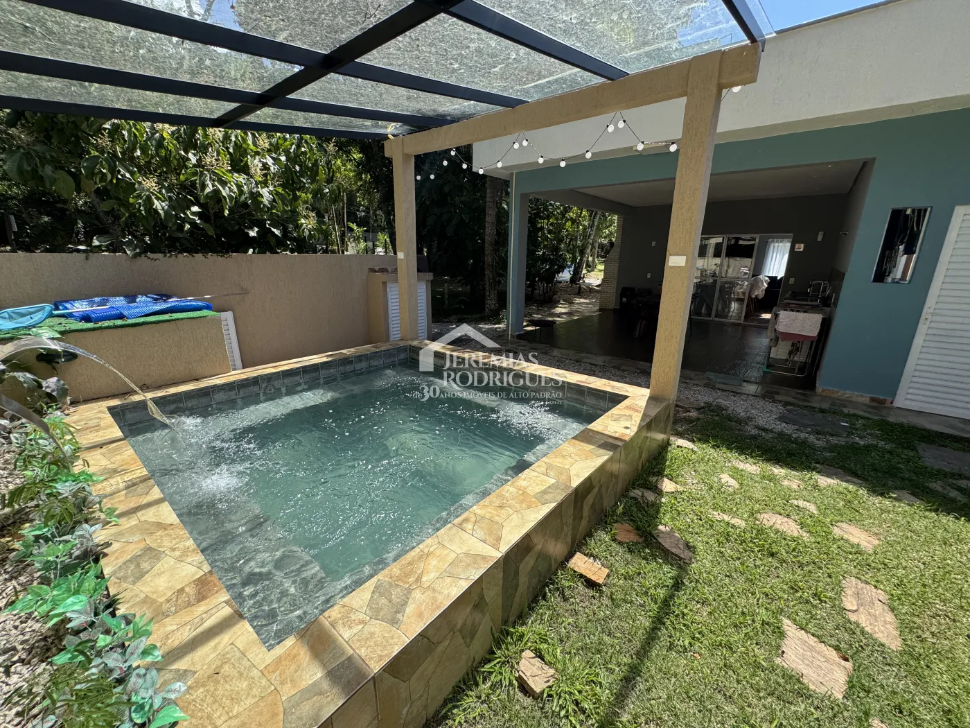 Casa à venda com 3 suítes no Condomínio Capitanias em Ubatuba/SP.