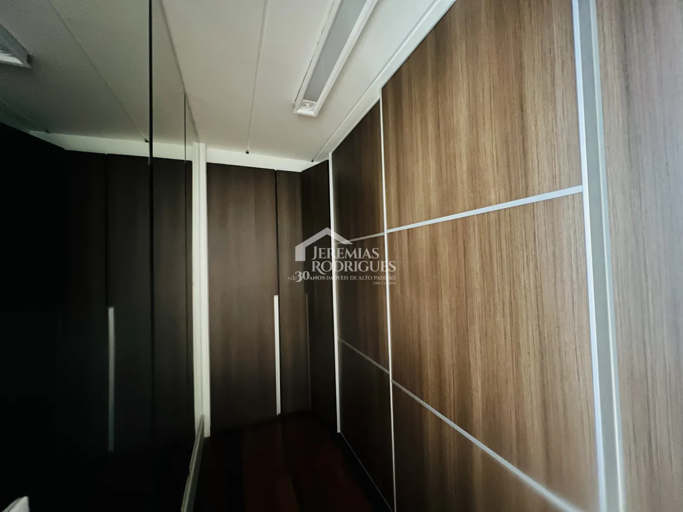Apartamento à venda com 3 suítes no Edifício Des Arts em Taubaté/SP.