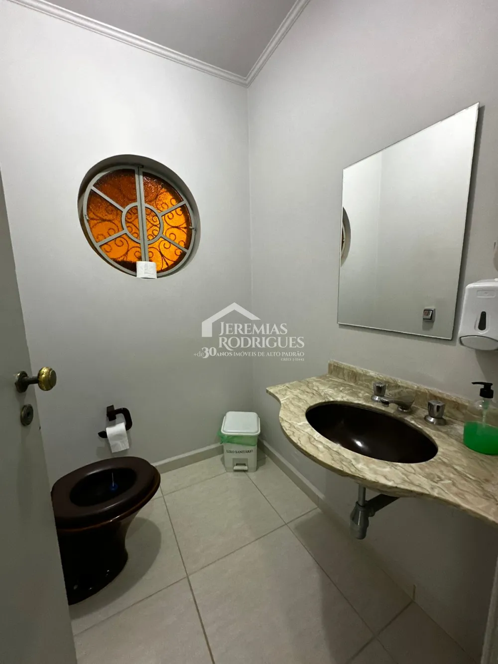 Casa à venda com 6 dormitórios no bairro Jardim das Nações em Taubaté/SP.
