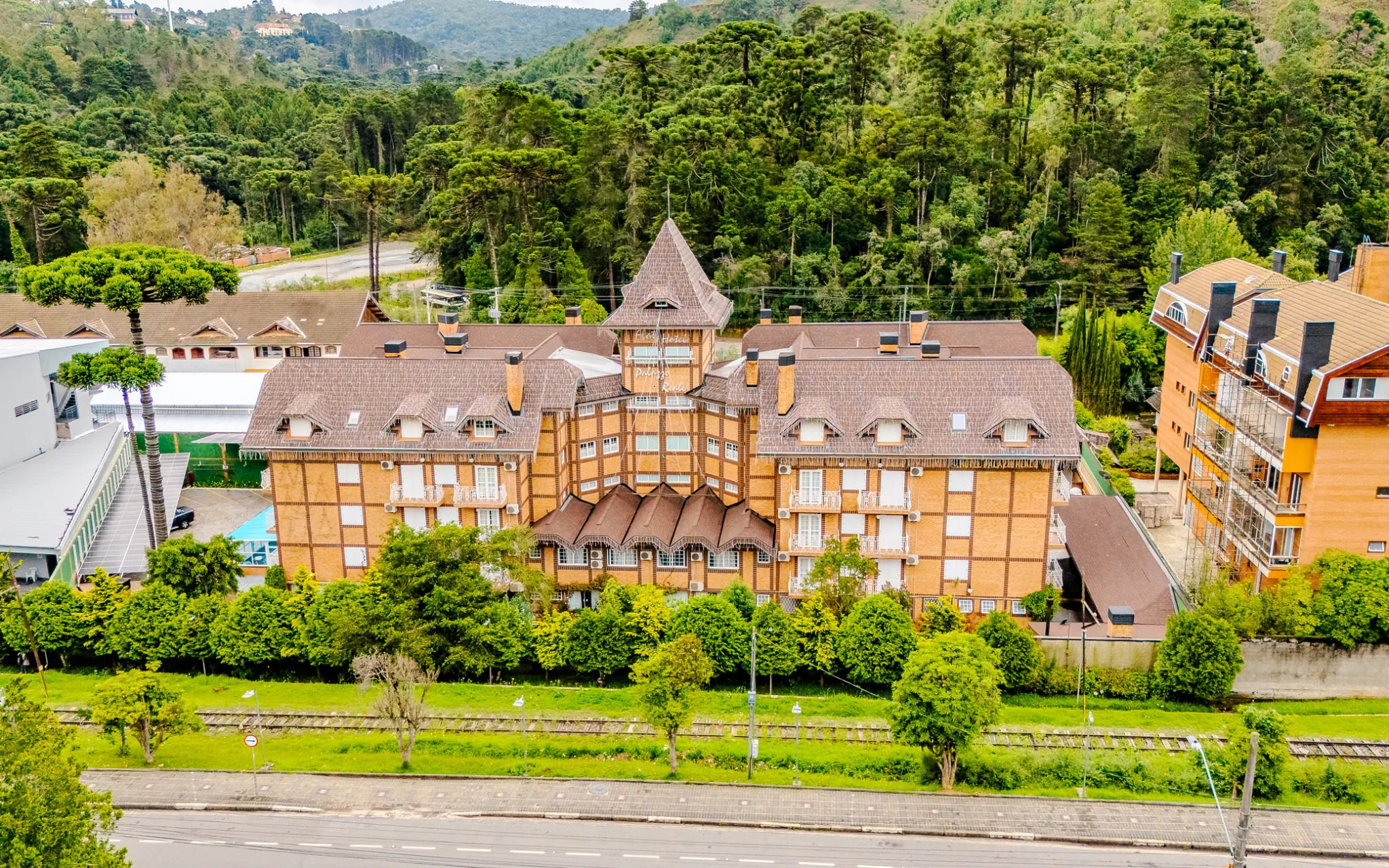 Hotel à venda com 53 apartamentos no Capivari em Campos do Jordão/SP. 