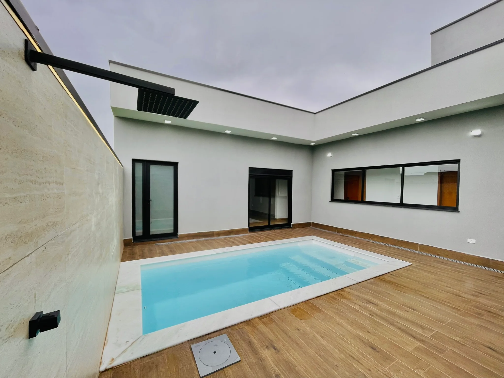 Casa à venda com 4 dormitórios no Condomínio Ouro Ville em Taubaté/SP.