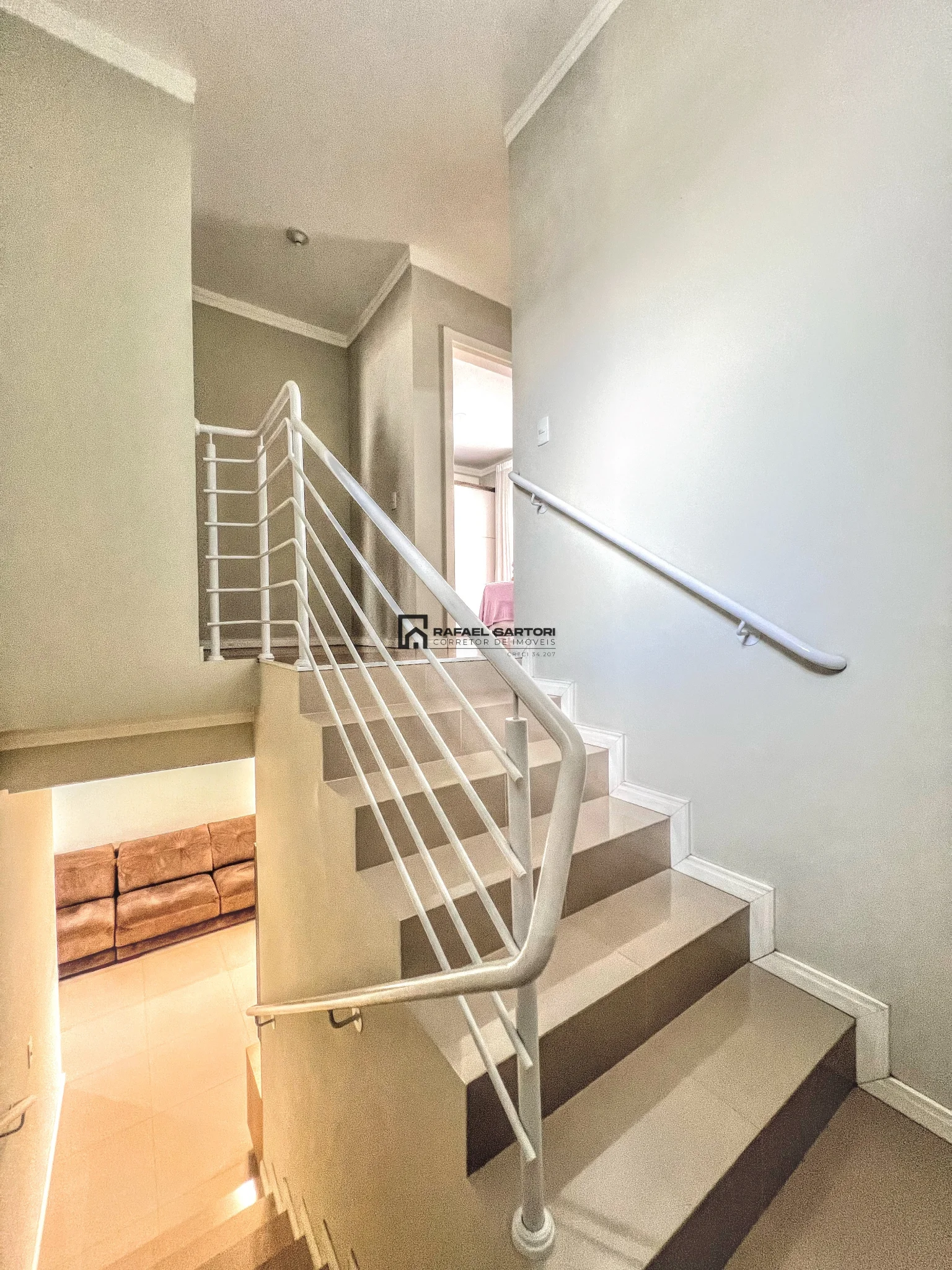 CASA EM MEIO LOTE NO CENTRO