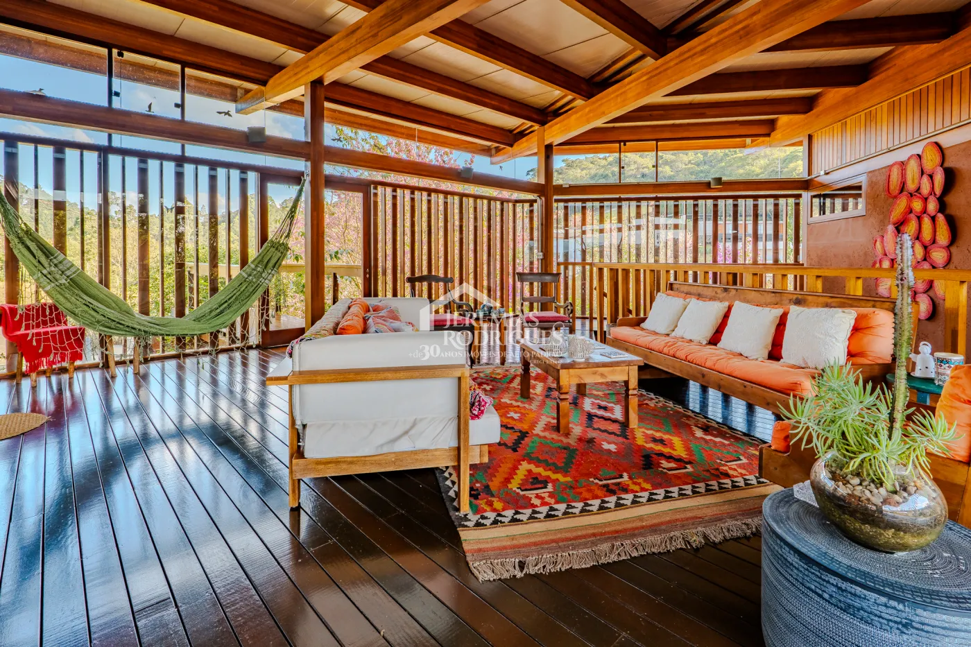 Mansão à venda com 4 suítes no Condomínio Parque da Mantiqueira em Santo Antônio do Pinhal/SP.