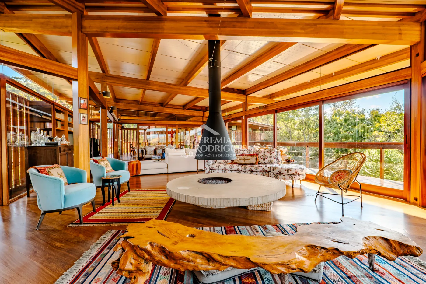 Mansão à venda com 4 suítes no Condomínio Parque da Mantiqueira em Santo Antônio do Pinhal/SP.