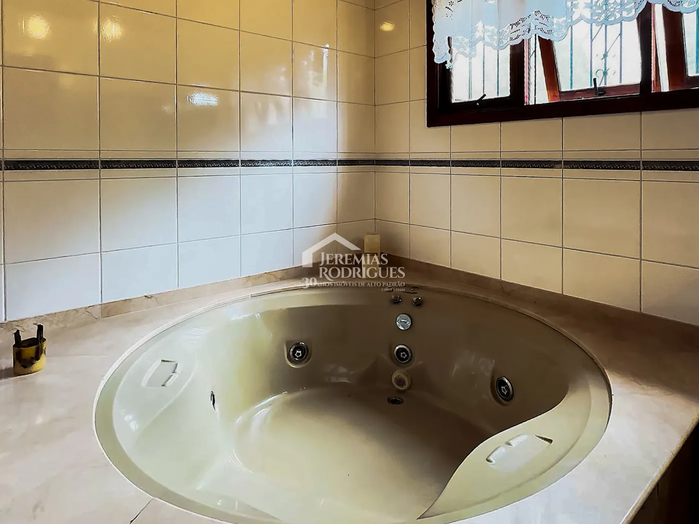 Casa à venda com 5 dormitórios no Condomínio Residencial Gran Ville em Campos do Jordão/SP.