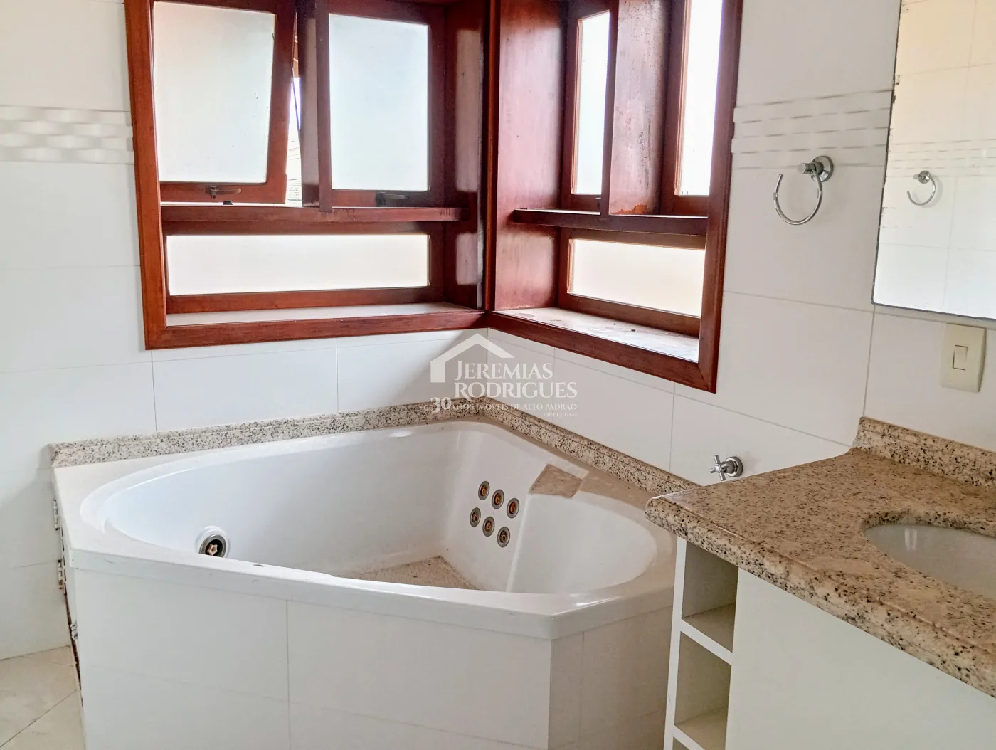 Casa à venda e locação com 4 suítes no Condomínio Colonial Village I em Pindamonhangaba/SP.