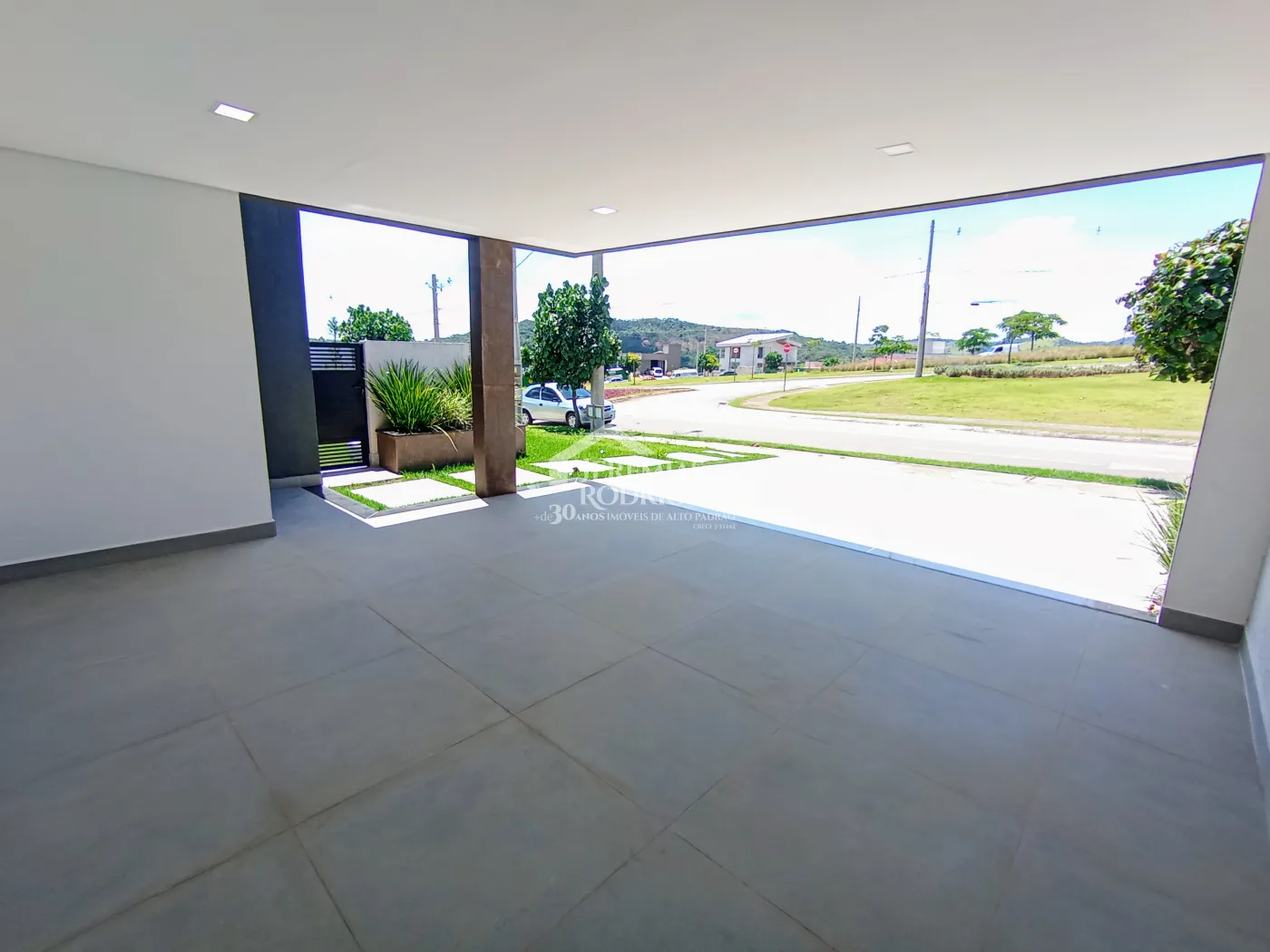 Casa assobradada à venda com 3 suítes no Condomínio Cyrela Landscape em Taubaté/SP.