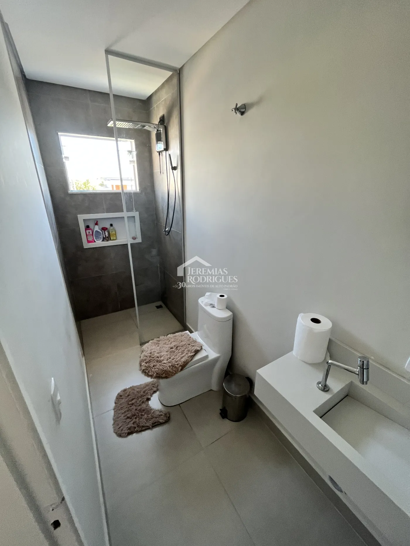 Casa assobradada à venda com 3 suítes no Condomínio Morada do Visconde em Tremembé /SP.