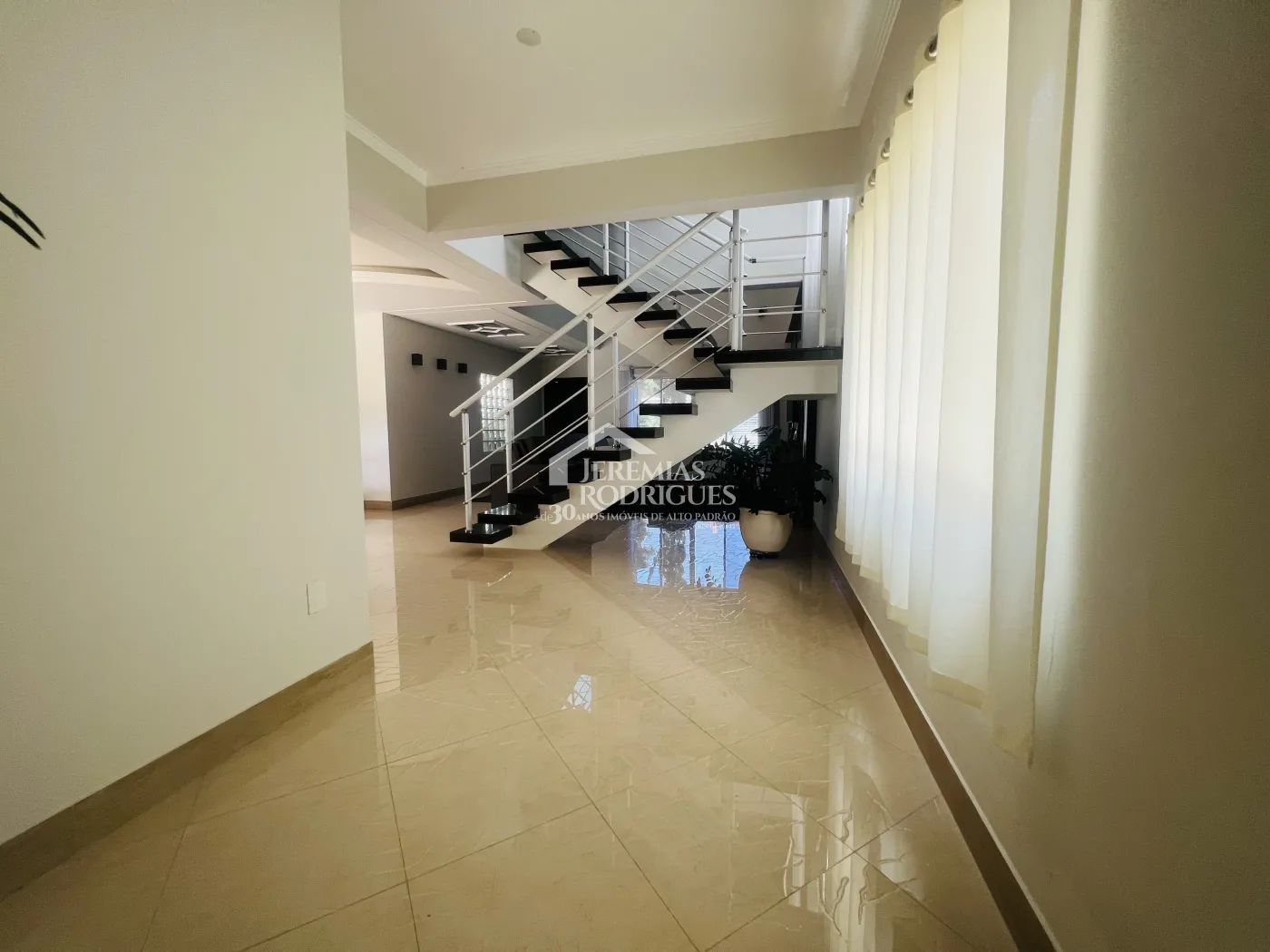 Casa à venda com 3 dormitórios no bairro Lessa em Pindamonhangaba/SP. 