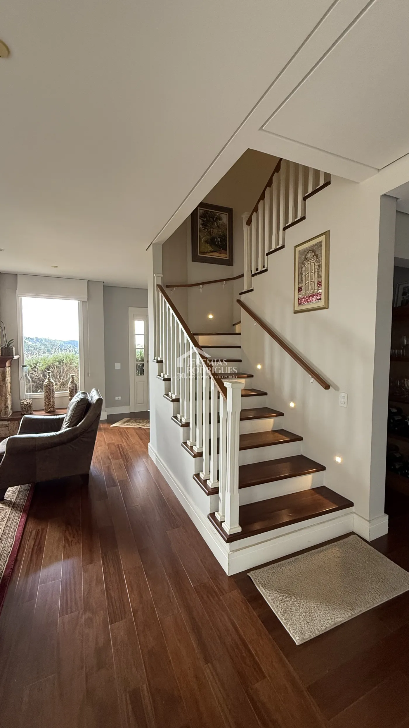 Casa à venda com 4 suítes no Condomínio Jardim Monte Belo em Campos do Jordão/SP.