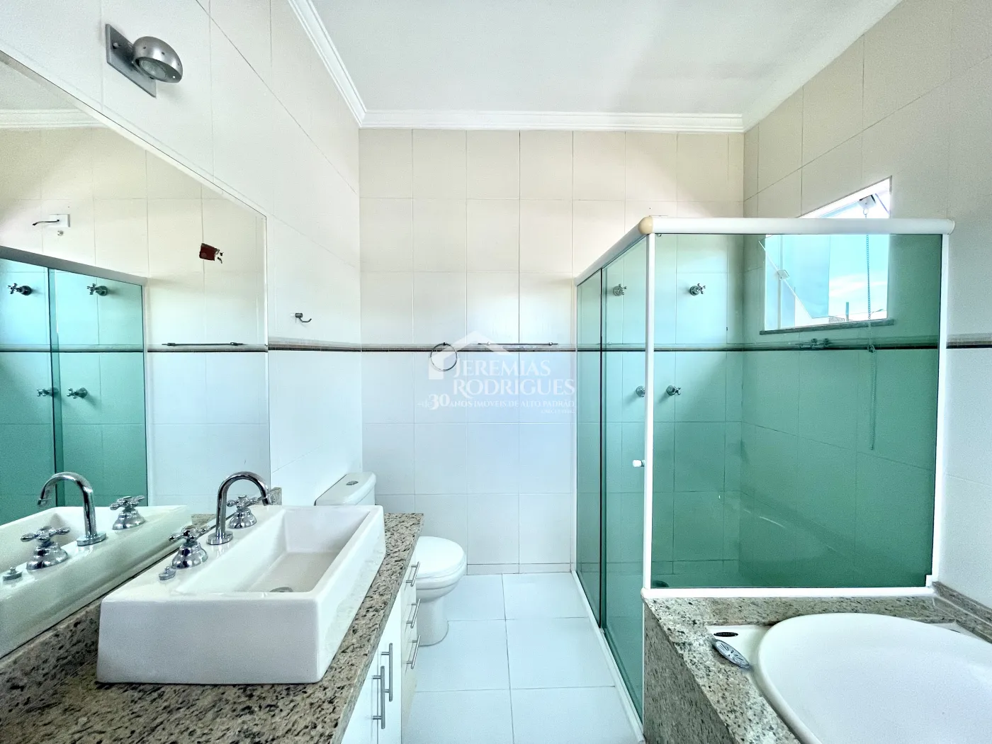 Casa para locação com 3 suítes no Condomínio Campos do Conde III em Tremembé/SP. 