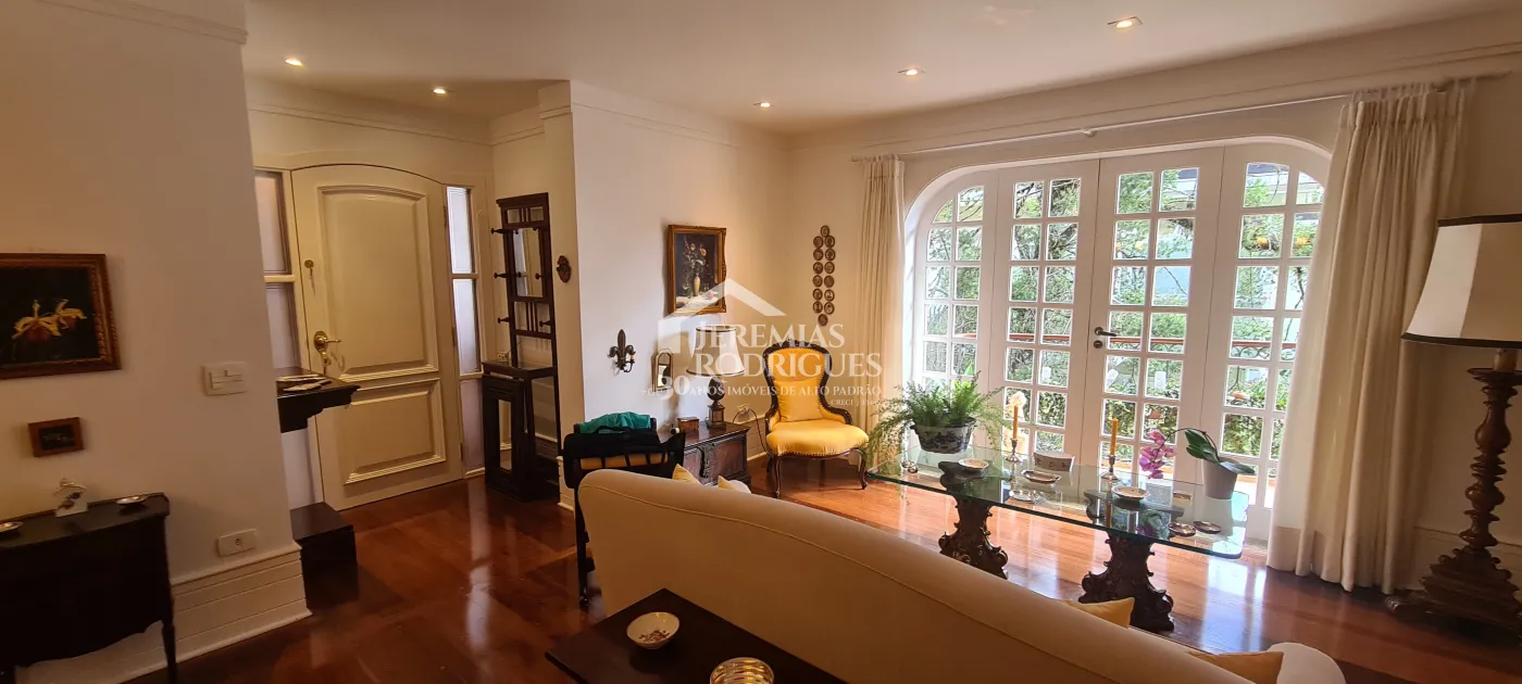 Apartamento à venda com 4 suítes no Edifício Evergreen em Campos do Jordão/SP