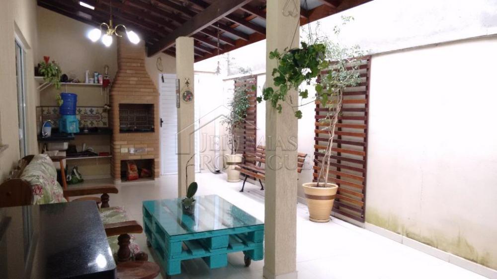 Casa à venda com 3 dormitórios no Condomínio Campos do Conde II em Tremembé/SP.