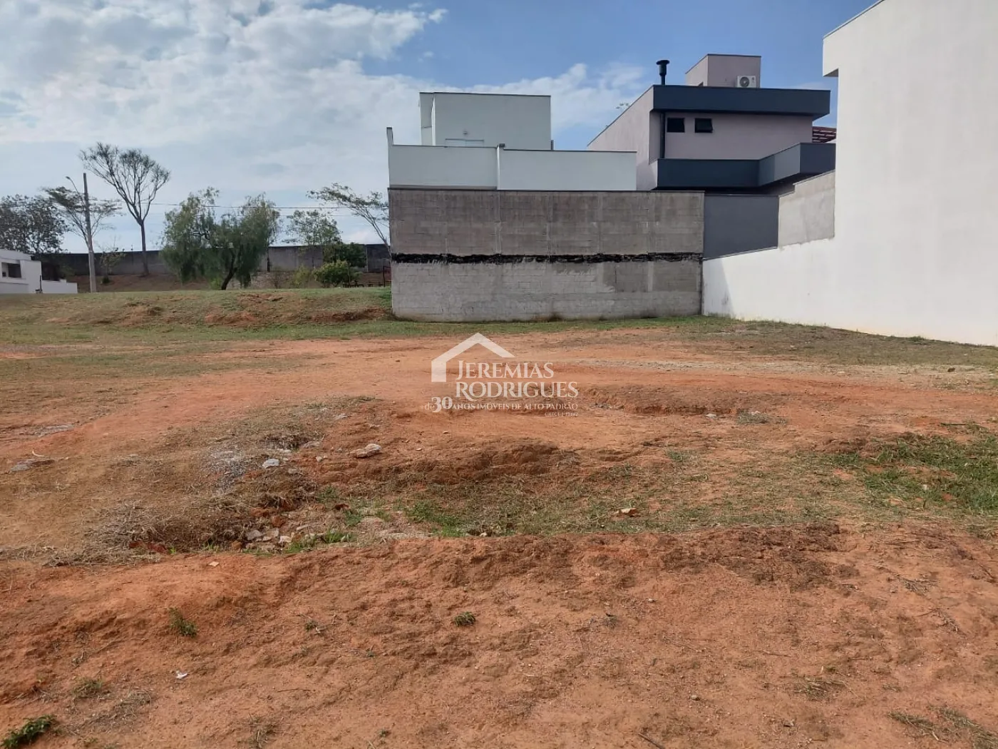 Terreno à venda com 258 m² no Condomínio Moema Ville em Pindamonhangaba/SP.