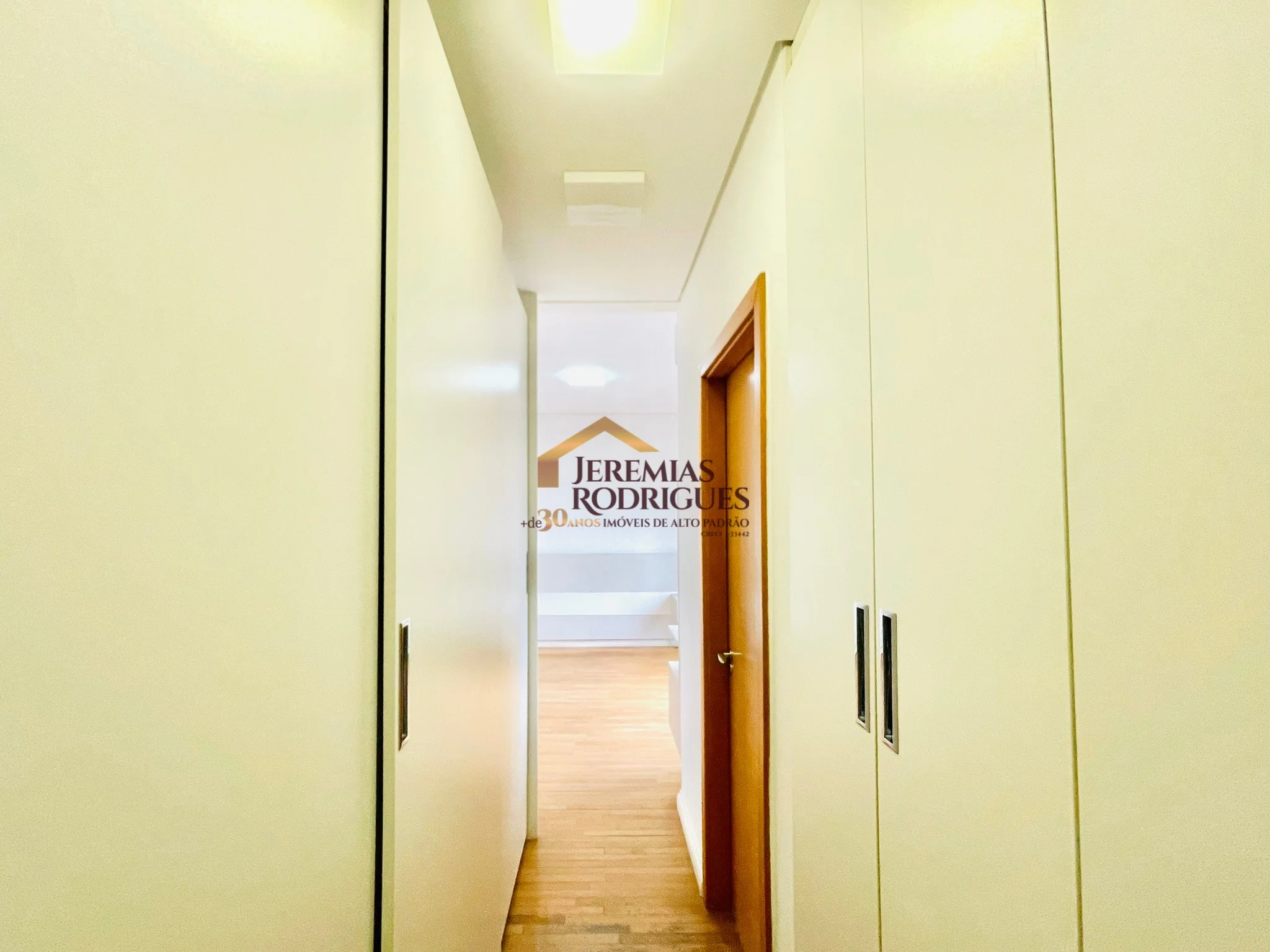 Apartamento Mobiliado para locação e venda no Condomínio Des Arts em Taubaté/SP.