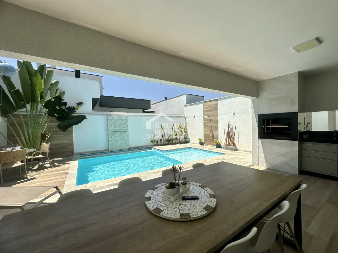 Casa para venda e locação com 3 dormitórios no Condomínio Tecoara em Taubaté/SP.