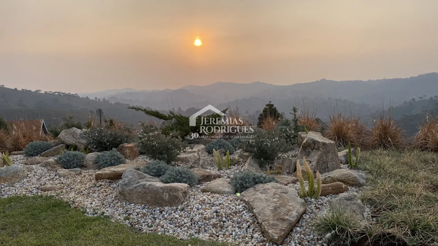 Casa à venda com 4 suítes no Condomínio Jardim Monte Belo em Campos do Jordão/SP.