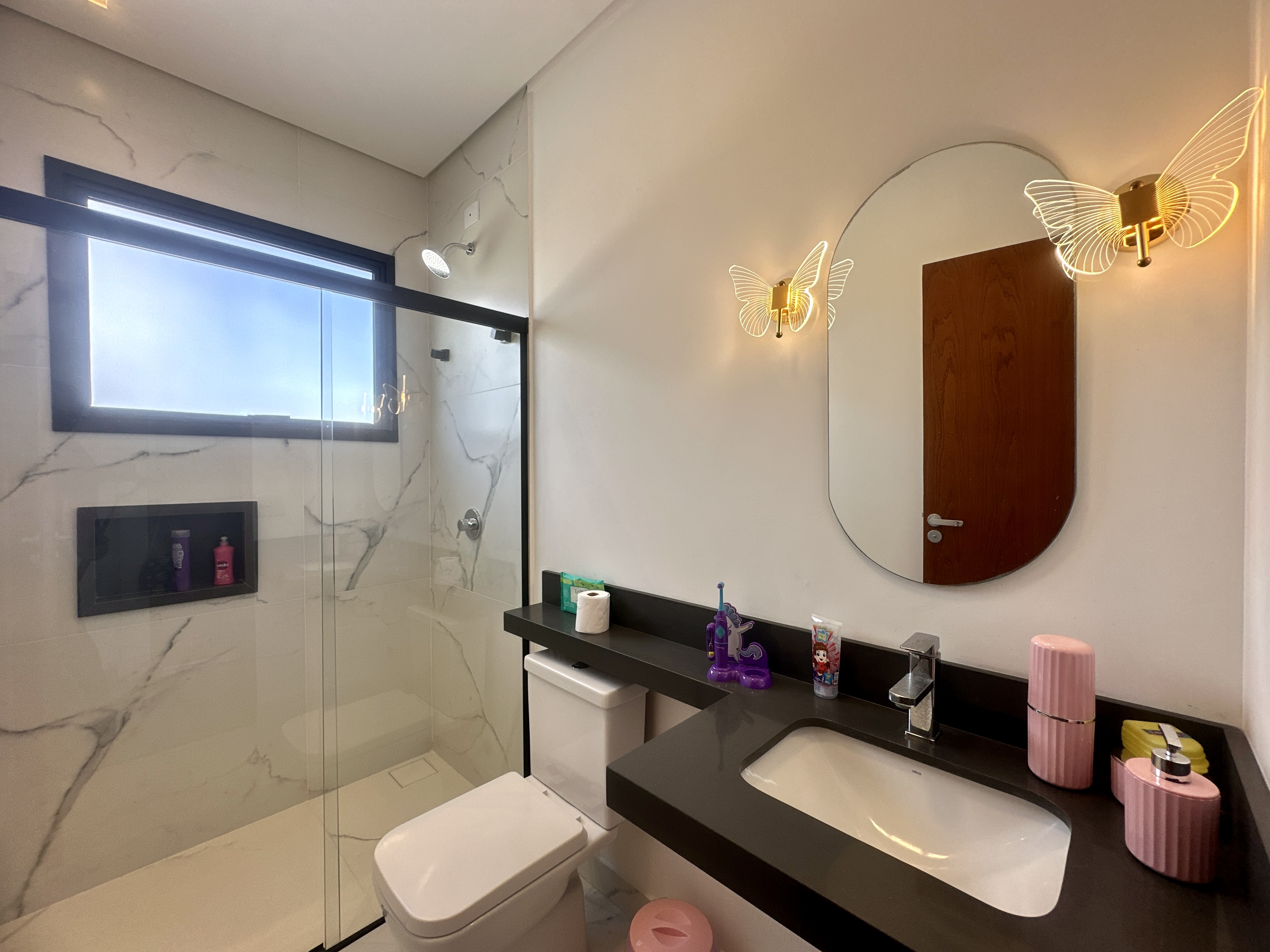 Casa à venda com 4 dormitórios no Condomínio Bella Vitta em Caçapava/SP.