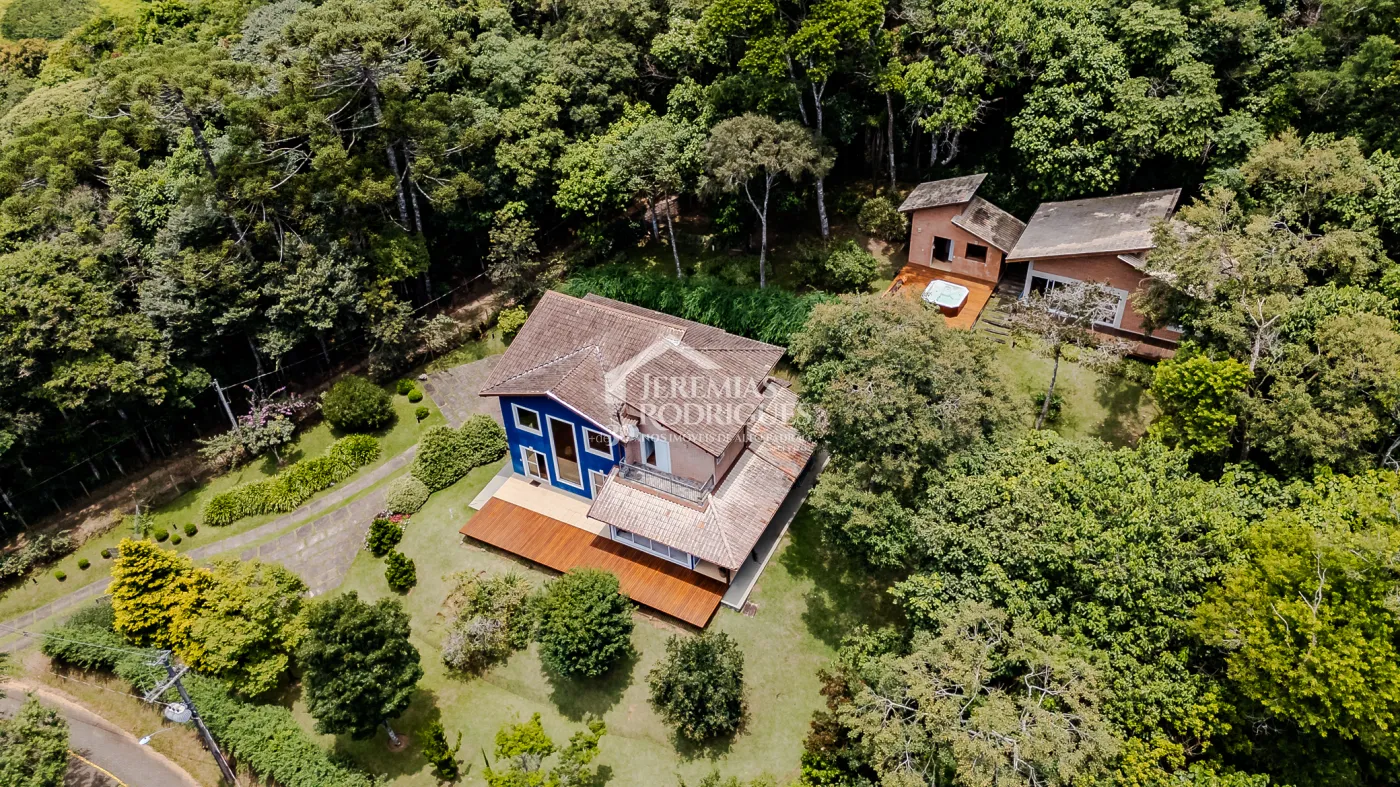 Casa assobradada à venda com 3 dormitórios no Condomínio Parque da Mantiqueira em Santo Antônio do Pinhal/SP.