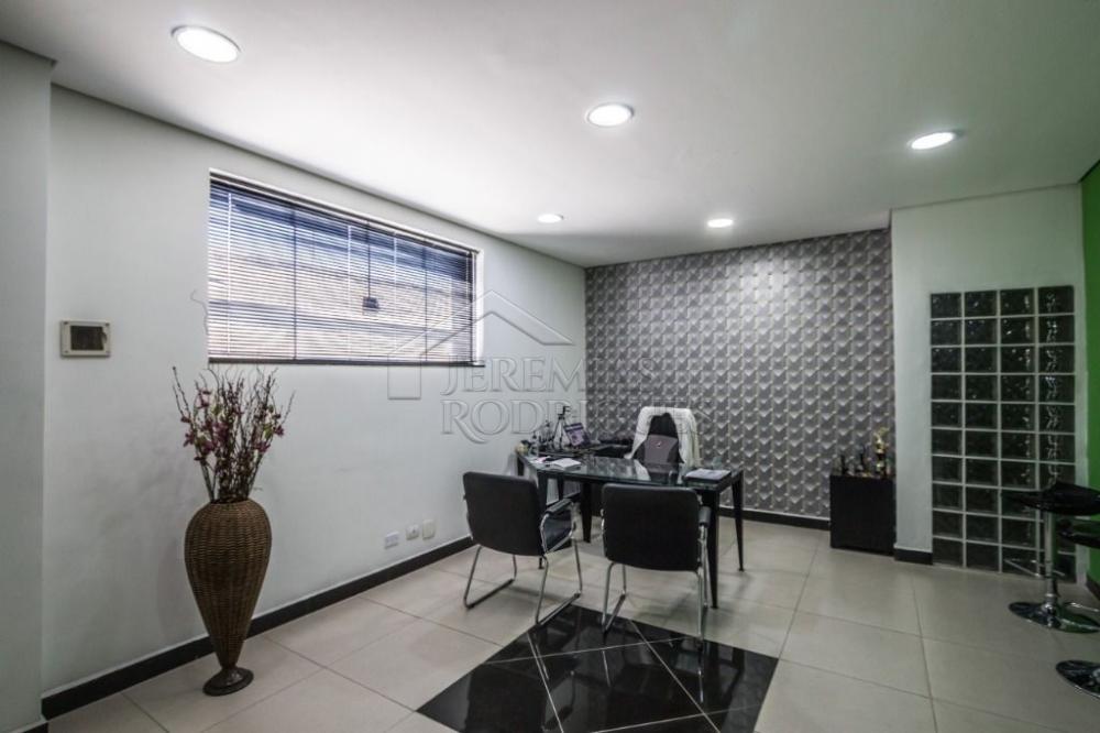 Prédio comercial à venda no Centro em Taubaté/SP. 