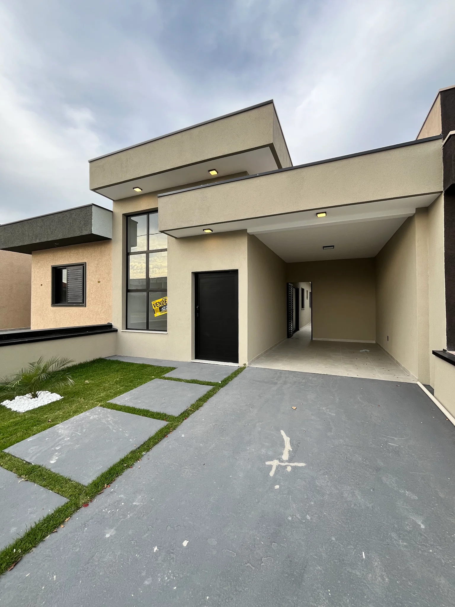 Casa térrea moderna com ilha gourmet à venda no Condomínio Laguna Residencial em Pindamonhangaba/SP